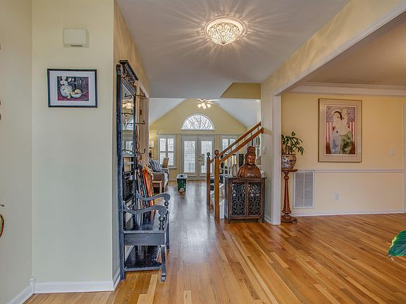 3rd image of 2937 Iroquois Dr
