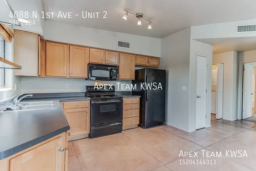 $1170 - Beautiful 3 Bed | 2 Bath Upstairs Unit Located in Campus Farm Neighborhood — Photo 2
