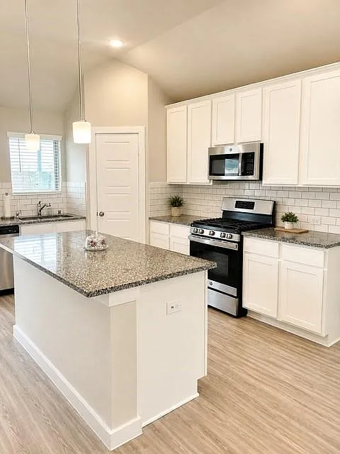 3 bed, 2.0 bath, 1609 sqft, $2,300 — Photo 3