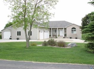 47937 Oak Ridge Pl, Harrisburg, SD 57032