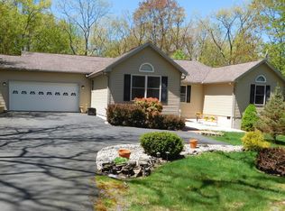 118 Hillside Dr, Hawley, PA 18428