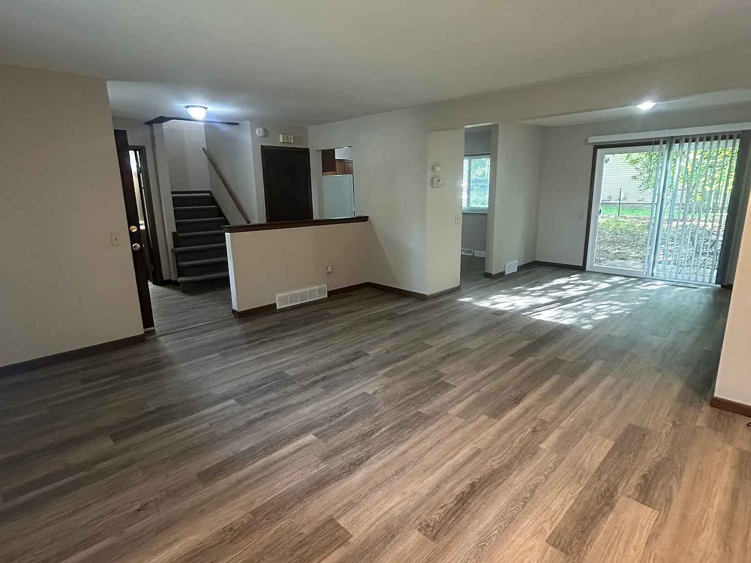 3 bed, 1.5 bath, 1990 sqft, $2,500 — Photo 3