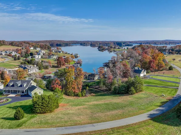 18 Compass Cove Cir, Moneta, VA 24121