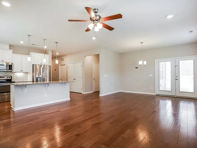 1029 Avondale Dr — Photo 4