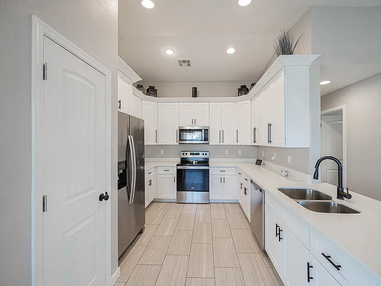 2547 E Illini St — Photo 10