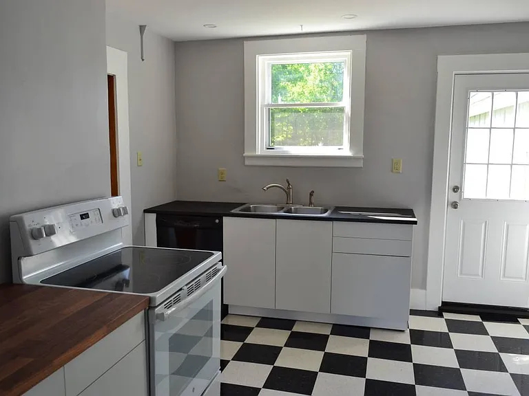 279 Pleasant St #B — Photo 4