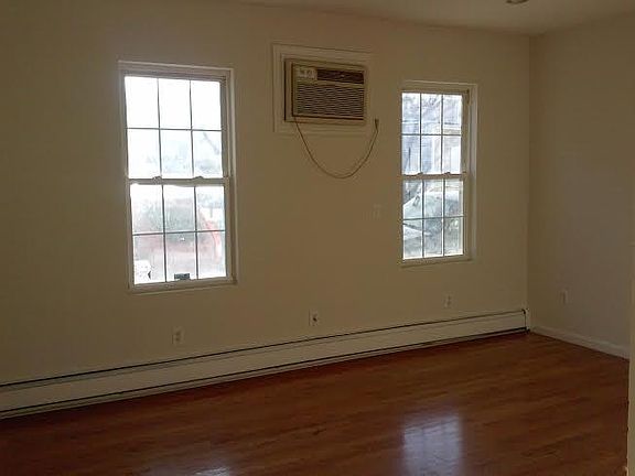 Empty living room w/wood floors