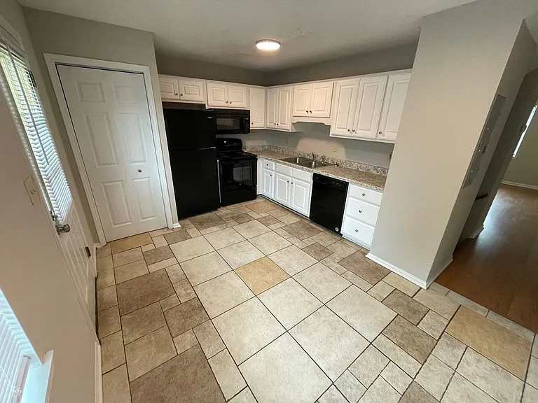 2165 S Milledge Ave #E5 — Photo 5