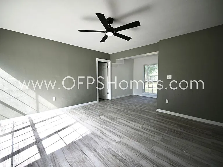 131 Adkinson Dr — Photo 3