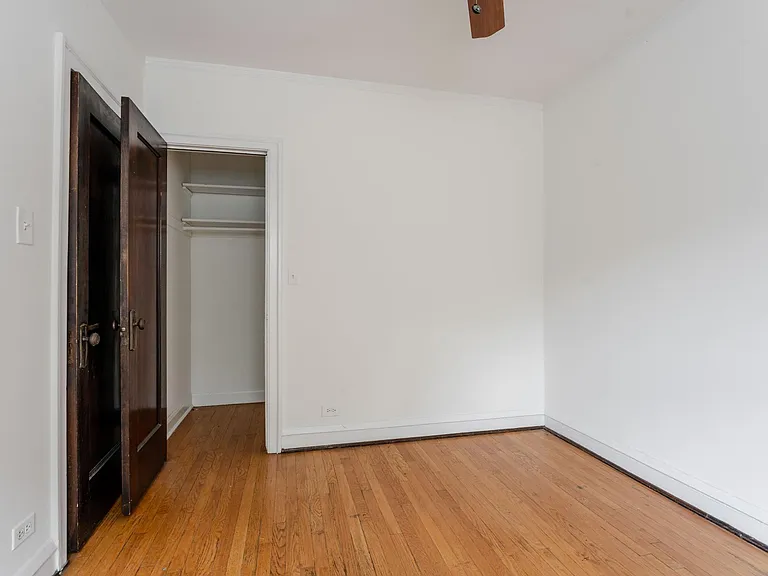 2561 W Montrose Ave — Photo 8