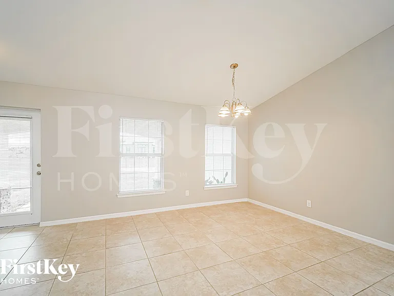 2325 NW 34th Ave — Photo 6