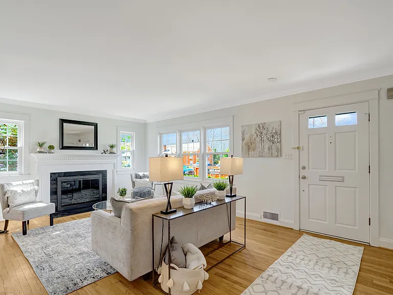 1012 Croton Dr — Photo 2