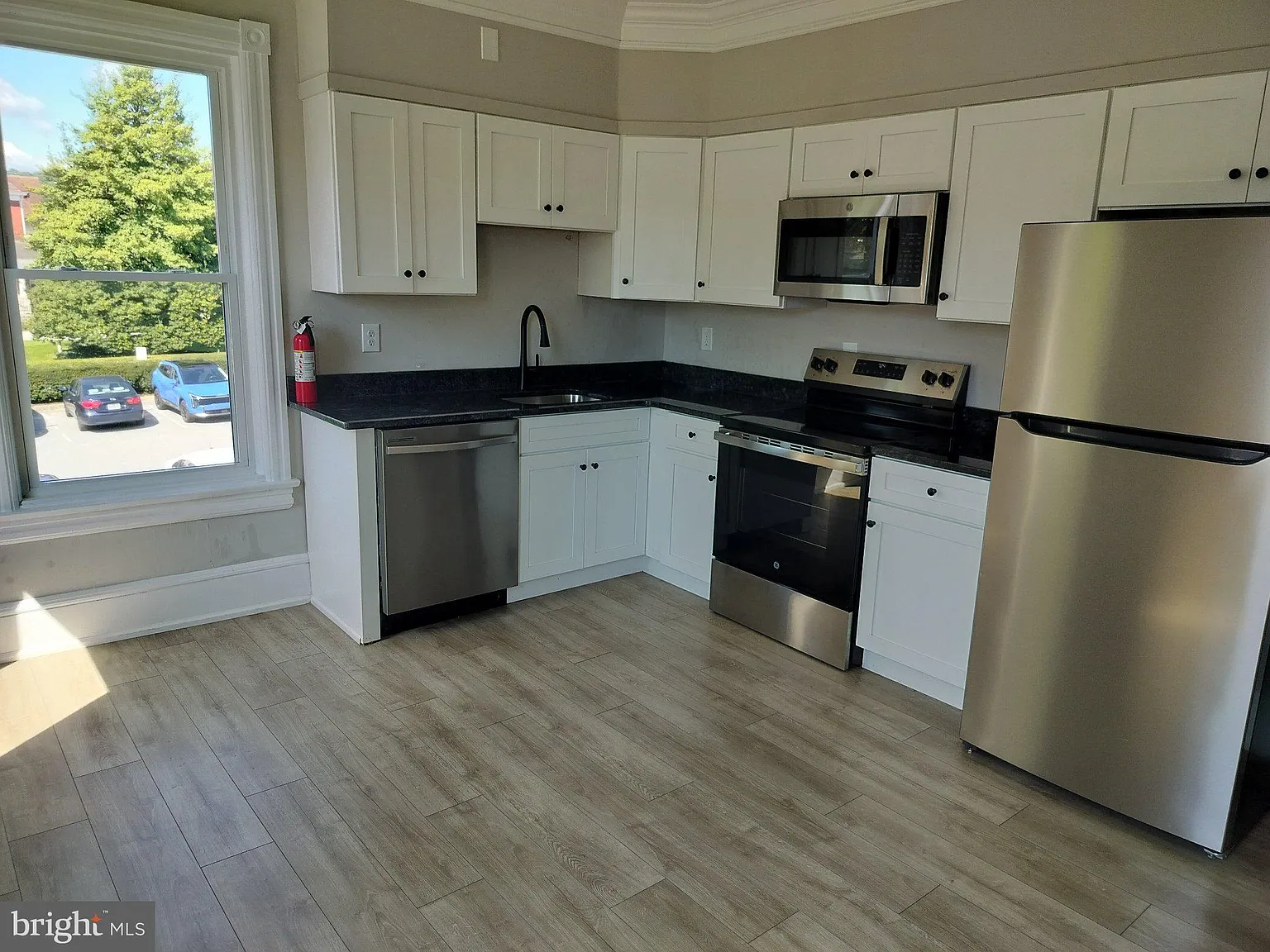 3 bed, 2.0 bath, 2590 sqft, $2,000 — Photo 1