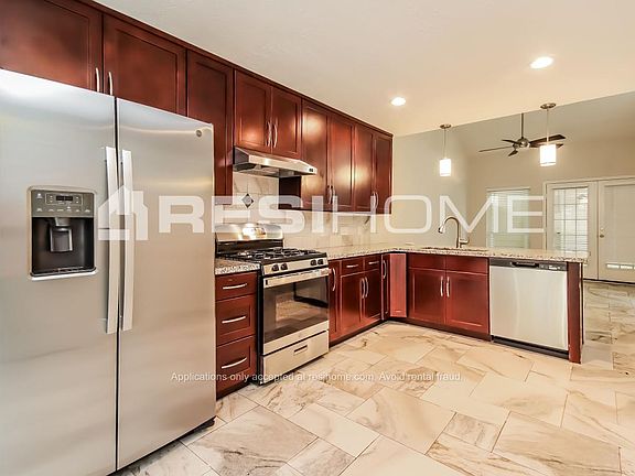 4th image of 11847 Fairpoint Dr