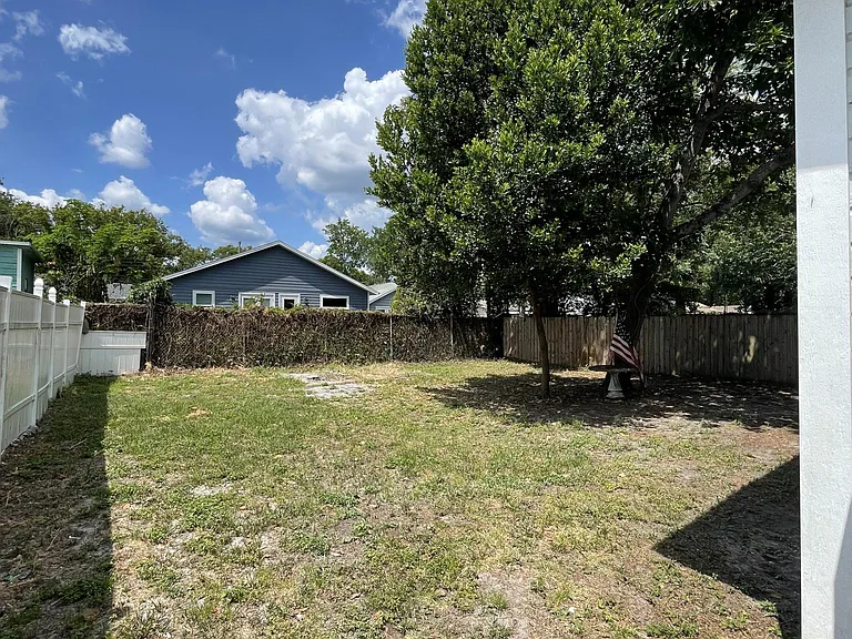 1308 E Chelsea St — Photo 12