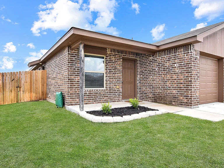 1006 Barbara Jordan St — Photo 22