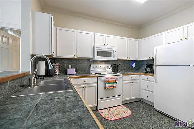 710 E Boyd Dr #305 — Photo 4