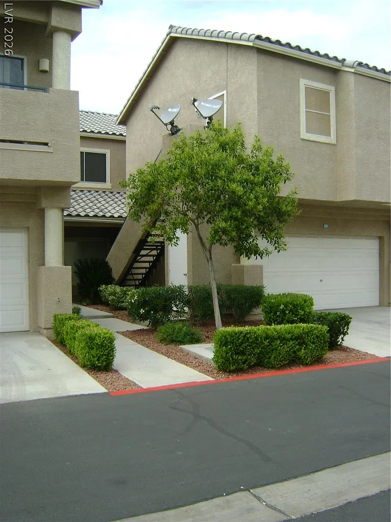 3 bed, 3.0 bath, 1490 sqft, $2,112 — Photo 1