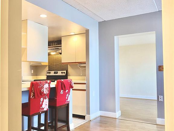4th image of 60 Strawberry Hill Ave Unit 304