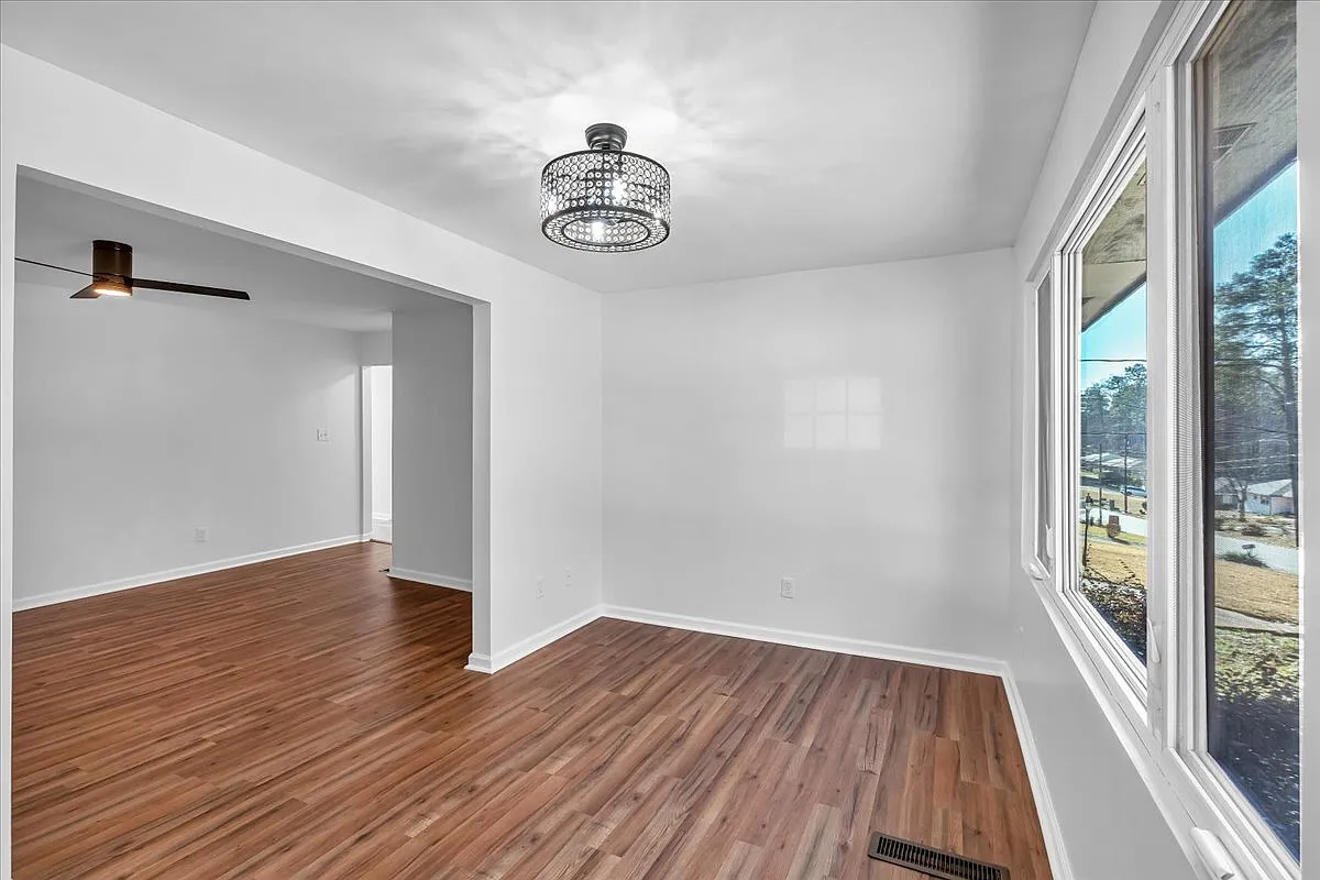 2142 Cloverdale dr - 1 — Photo 4