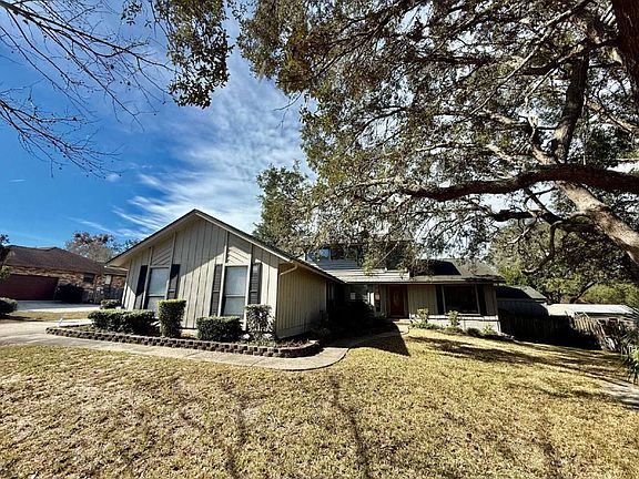 2nd image of 902 Lakeridge Dr