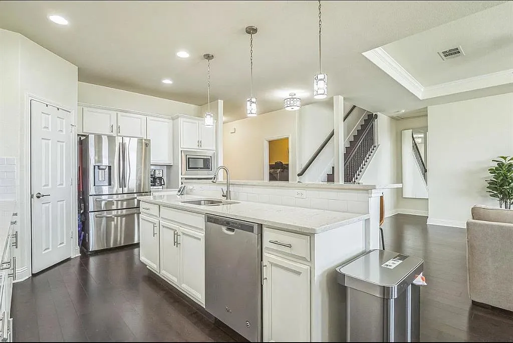 4 bed, 2.5 bath, 2766 sqft, $2,800 — Photo 2