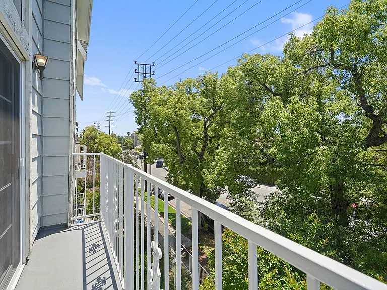 10845 Camarillo St — Photo 37