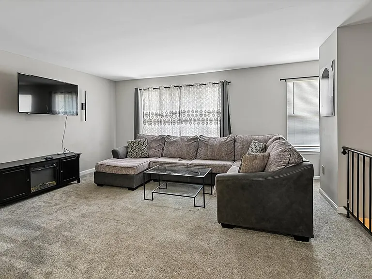 530 Mount Lubentia Ct E — Photo 2