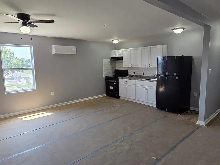 301 W 3rd St #9 — Photo 21