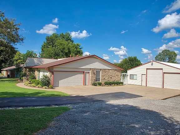 Shop heated, pit, bathroom 