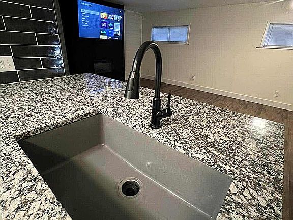 5th image of 140 Doe Run Rd