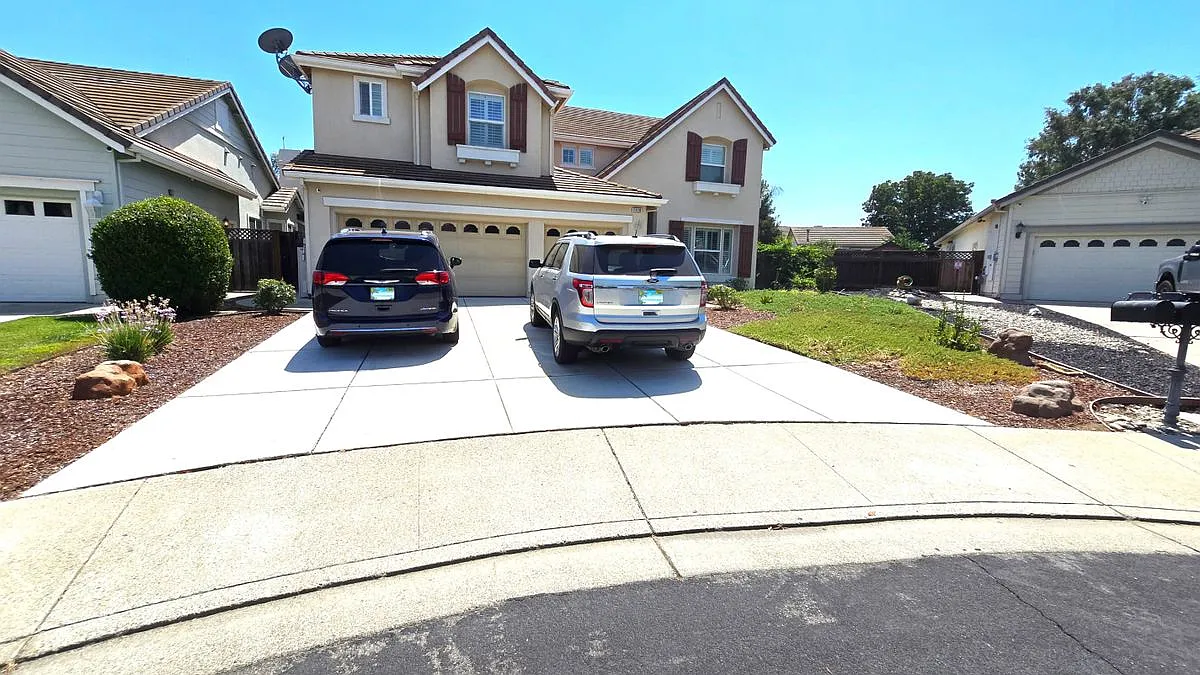 5 bed, 4.5 bath, 4070 sqft, $4,500 — Photo 2