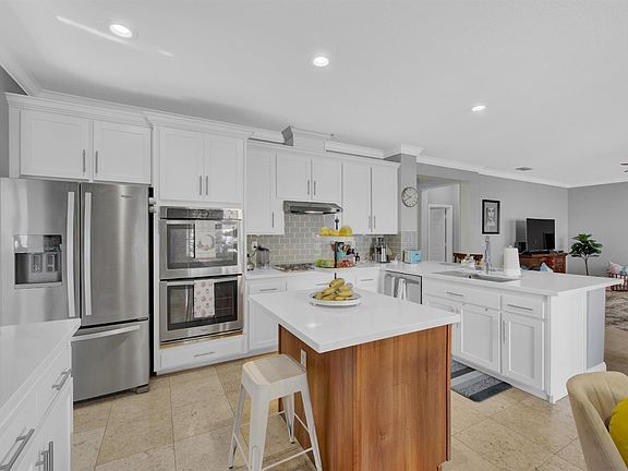 3rd image of 818 Westgate Dr