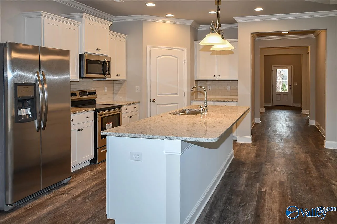 4 bed, 3.0 bath, 2139 sqft, $1,995 — Photo 2
