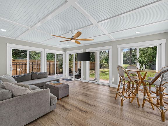 5th image of 1055 Royalist Rd