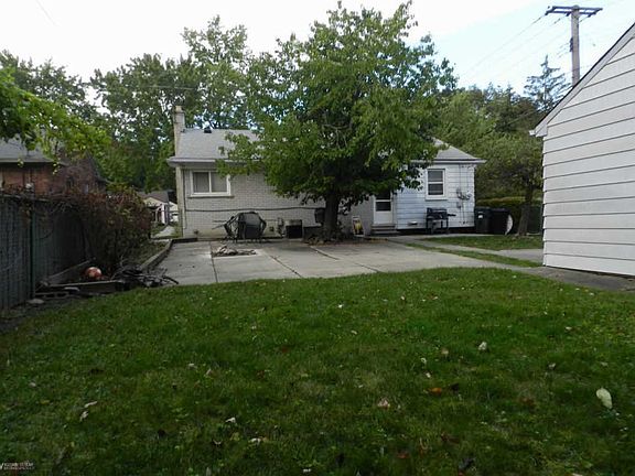 4th image of 21836 Woodbridge St