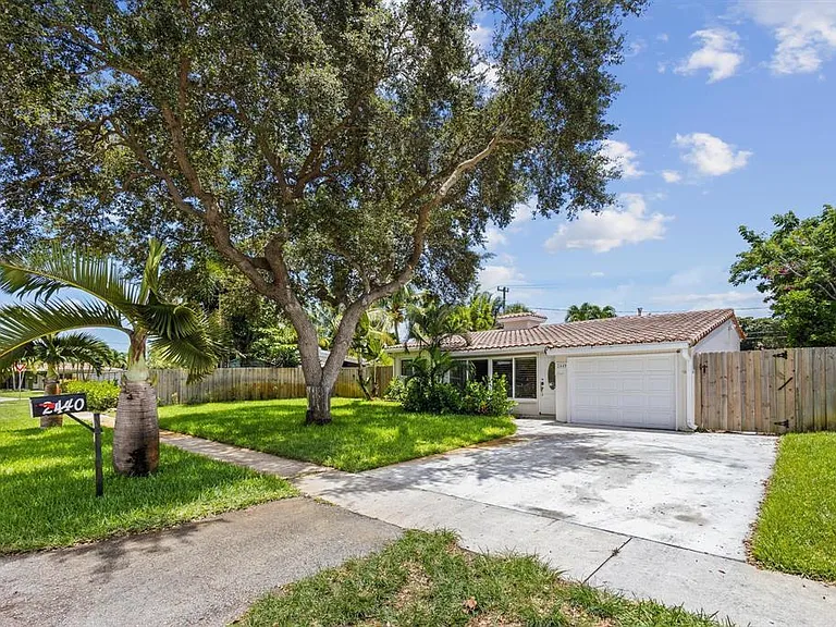 2440 SW 16th St — Photo 1