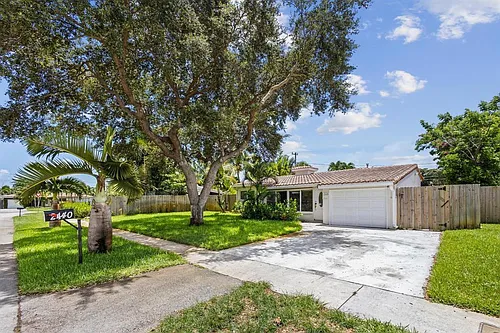 2440 SW 16th St Photo 1