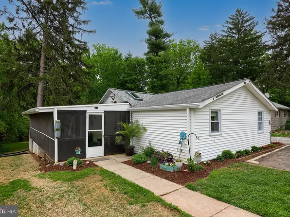3 Greenlawn Dr, Bird In Hand, PA 17505