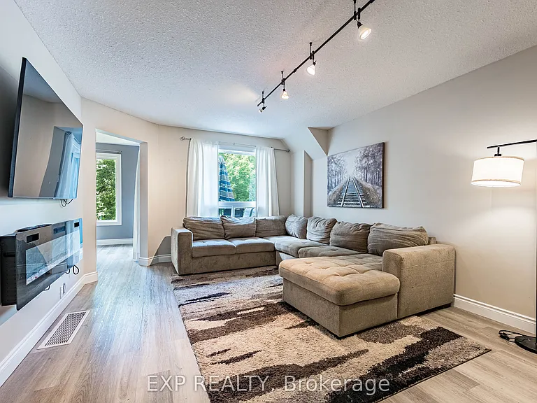 63 Wood Grove Cres — Photo 6