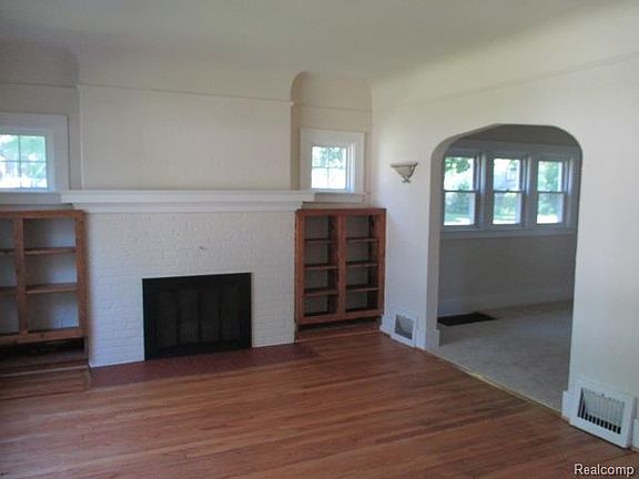 5th image of 2980 Seebaldt Ave