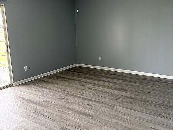 5th image of 556 Fairways Cir #B