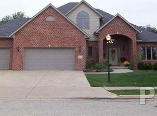 6709 N Greenwich Pl, Peoria, IL 61615