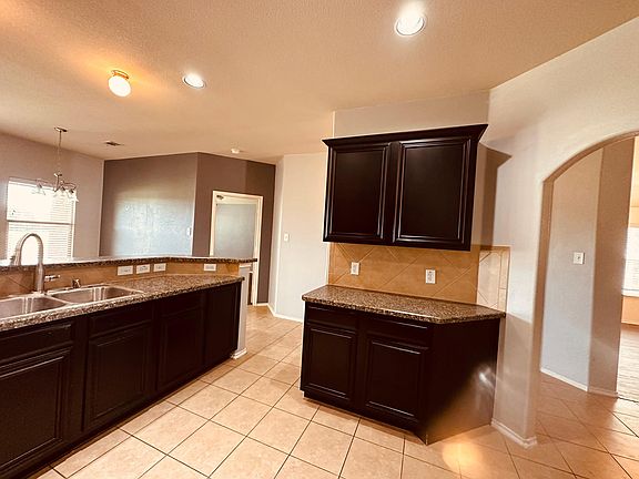 5th image of 905 Golden Bear Ln