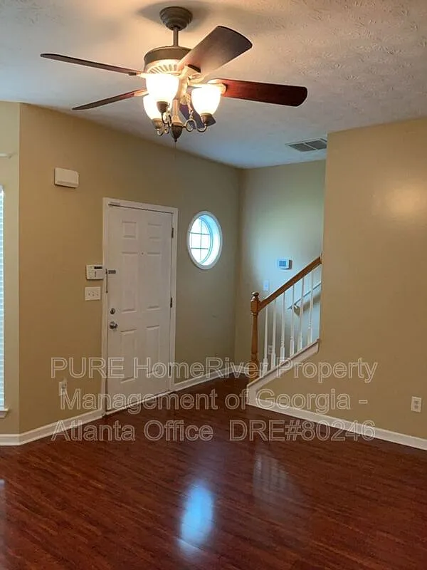 3 bed, 2.5 bath, 1401 sqft, $1,595 — Photo 2