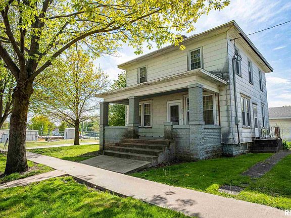 3rd image of 208 S Lilac St