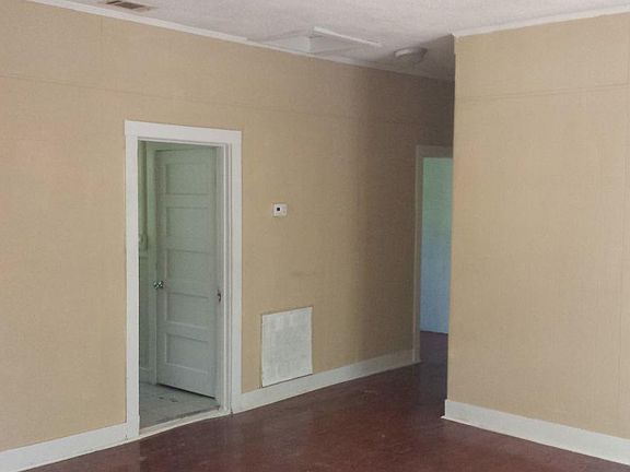 Large Living Room w/ high ceilign
