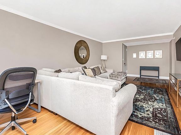 5th image of 25 Sunnyside Drive #4C