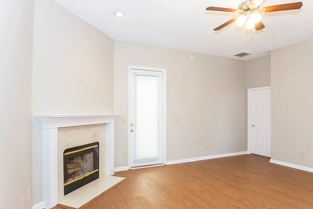 3 bed, 2.0 bath, 1615 sqft, $2,820 — Photo 4