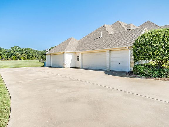 2nd image of 6375 Oak Hollow Dr